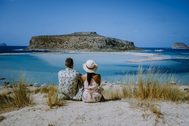 Πάνω από 3,1 εκατομμύρια ξένοι τουρίστες στην Κρήτη μέχρι σήμερα – Πιάνει τα επίπεδα του ’19 παρά την απώλεια 200.000 Ρώσων