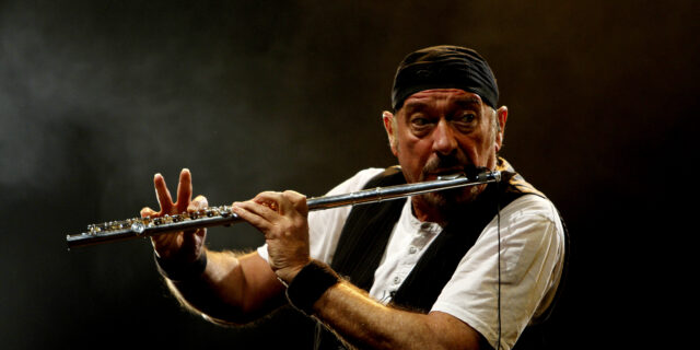 Jethro Tull: Ο Ian Anderson “γυαλίζει” το φλάουτό του για τις 2 εμφανίσεις τους στην Ελλάδα