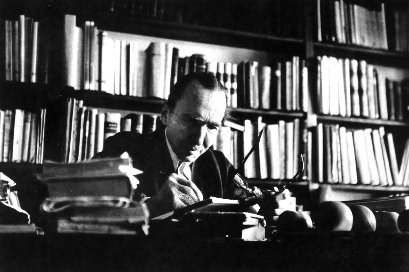 Ο Νίκος Καζαντζάκης στο γραφείο του στην Αντίμπ 1956