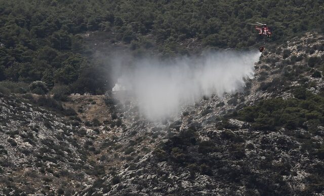 Σε εξέλιξη μεγάλη φωτιά στο Κορωπί