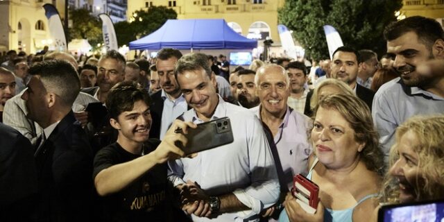 Στη Θεσσαλονίκη ο Κυριάκος Μητσοτάκης – Έκανε βόλτα στην πλατεία Αριστοτέλους