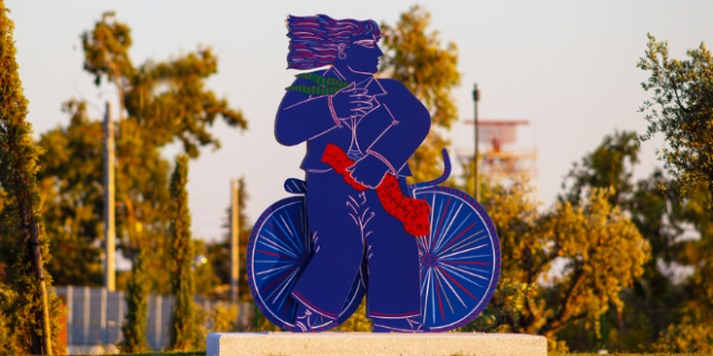 Το επιβλητικό γλυπτό «Ποδηλάτης» βασισμένο στο έργο του Αλέκου Φασιανού στο The Ellinikon Experience Park