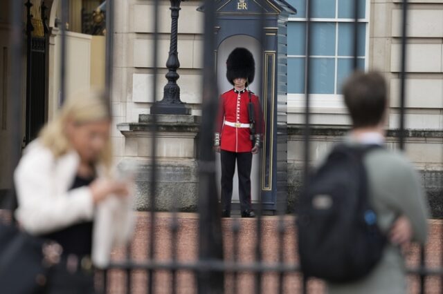 Βασίλισσα Ελισάβετ: Ακυρώθηκε η αλλαγή φρουράς έξω απ’ το παλάτι του Μπάκιγχαμ