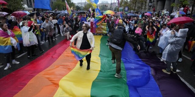 Σερβία: Κανονικά η απαγορευμένη πορεία του Europride 2022 – Μικροεπεισόδια και δεκάδες προσαγωγές