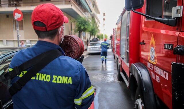 Φωτιά σε διαμέρισμα στην Μιχαλακοπούλου – Τέσσερα άτομα στο νοσοκομείο