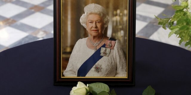 Βασίλισσα Ελισάβετ: Η Βρετανία την αποχαιρετά με 96 κανονιοβολισμούς