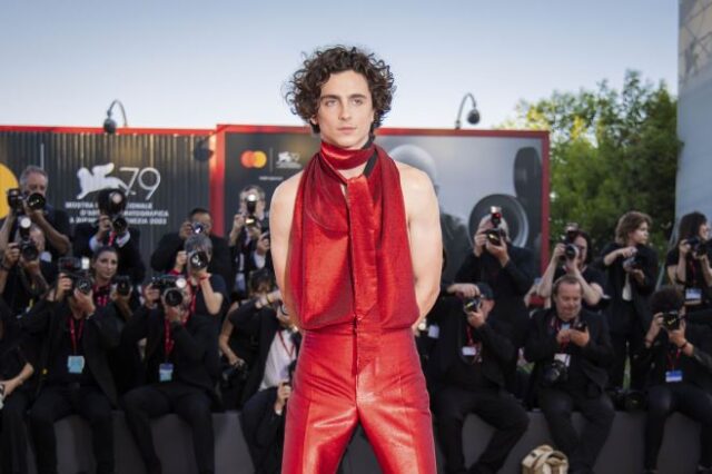 Timothee Chalamet: Εμφανίστηκε με εξώπλατο στη Βενετία και αποθεώθηκε