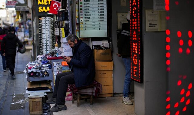 Σε νέο ιστορικό χαμηλό η τουρκική λίρα