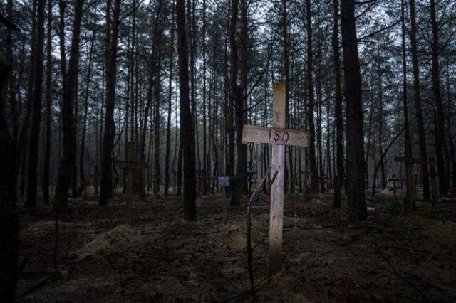 Ουκρανία: Βρέθηκαν μαζικοί τάφοι στο Ιζιούμ – Συγκλονιστικές εικόνες