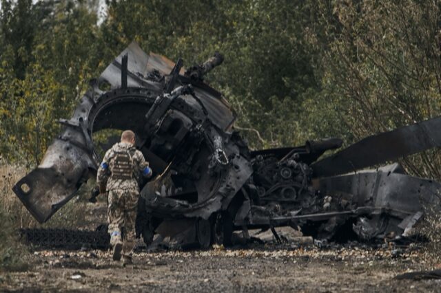 Ουκρανία: Καταρρέουν ρωσικές γραμμές άμυνας – Πανηγυρίζουν στρατός και κάτοικοι στο Χάρκοβο