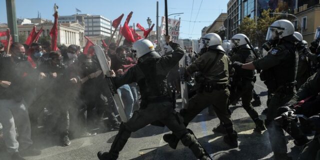 Επεισόδια στο Φοιτητικό Συλλαλητήριο στα Προπύλαια – Δακρυγόνα από την αστυνομία