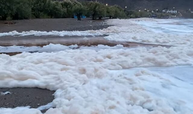 Κρήτη: Η θάλασσα γέμισε αφρό μετά την κακοκαιρία – Πώς εξηγείται το φαινόμενο