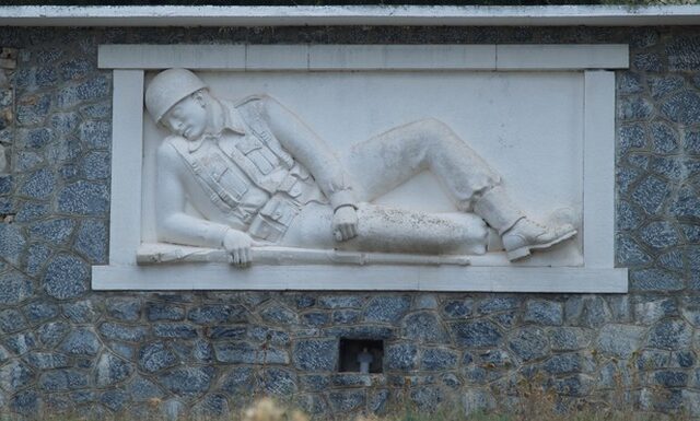 28η Οκτωβρίου: Το μνημείο του άγνωστου στρατιώτη στο Ζάρκο Τρικάλων “ψάχνει” να βρει τον δημιουργό του
