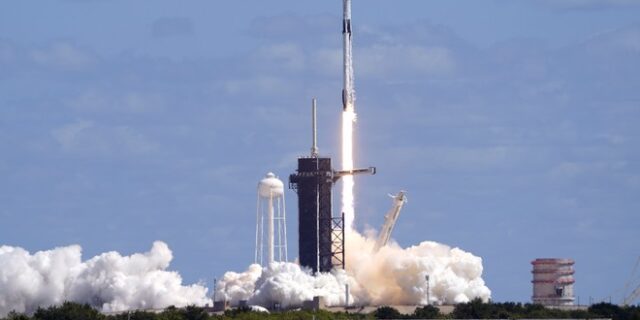 NASA: Εκτοξεύτηκε πύραυλος της SpaceX – Μεταφέρει 4 αστροναύτες στον Διεθνή Διαστημικό Σταθμό