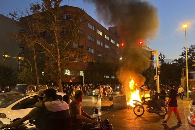 Ιράν: Δημοσιογράφος συνελήφθη αφού πήρε συνέντευξη από τον πατέρα της Μαχσά Αμινί