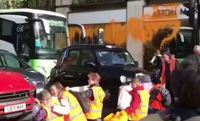 Βρετανία: “Ξαναχτύπησαν” ακτιβιστές της οργάνωσης Just Stop Oil – Έριξαν μπογιά σε βιτρίνα της Aston Martin