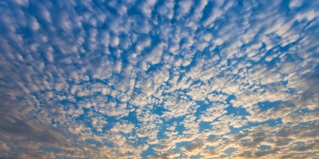 Cirrocumulus: Τι είναι τα “κύματα βαρύτητας” που εμφανίστηκαν στην Ελλάδα την Κυριακή