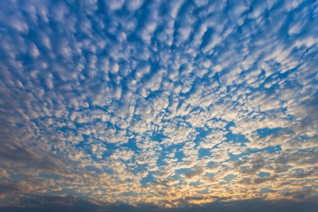 Cirrocumulus: Τι είναι τα “κύματα βαρύτητας” που εμφανίστηκαν στην Ελλάδα την Κυριακή