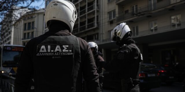 Νεκρός άντρας μέσα σε αυτοκίνητο στην Κυψέλη – Αυτοκτόνησε με καλάσνικοφ