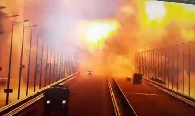Βίντεο ντοκουμέντο από Κριμαία: Η στιγμή της έκρηξης στη γέφυρα του Κερτς