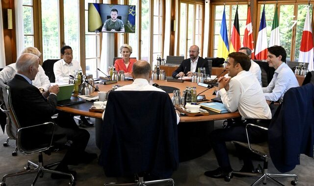 Ζελένσκι – Σολτς: Συμφώνησαν για έκτακτη σύγκληση της G7 μετά τις εκρήξεις στο Κίεβο