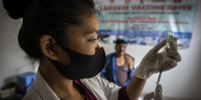 Ινδία: Φαρμακευτική κατέστρεψε 100 εκατ. δόσεις εμβολίου κατά της COVID-19