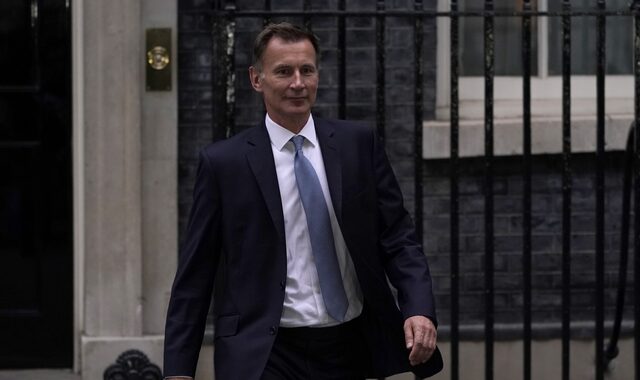 Βρετανία: Ο νέος υπουργός Οικονομικών καταργεί “σχεδόν όλα” τα μέτρα του προκατόχου του