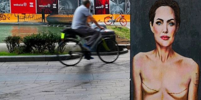 Η Αντζελίνα Τζολί έγινε γκράφιτι και στέλνει ένα ηχηρό μήνυμα για την πρόληψη του καρκίνου του μαστού