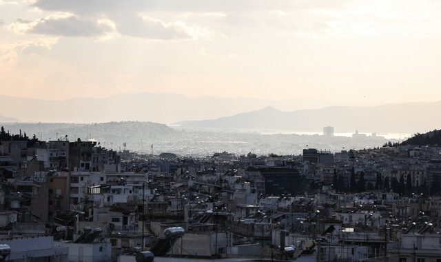 Καιρός Αθήνα: Λίγες νεφώσεις με θερμοκρασία έως 21 βαθμούς