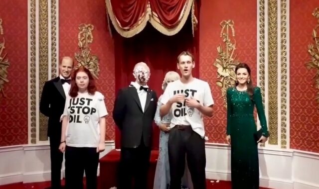 Βασιλιάς Κάρολος: Ακτιβιστές για το κλίμα έριξαν τούρτα στο κέρινο ομοίωμά του