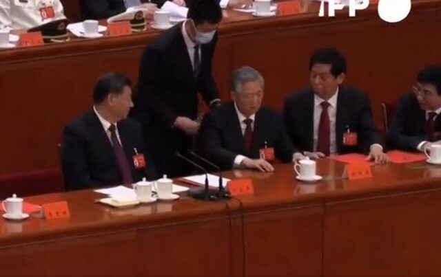 Κίνα: Πήραν σηκωτό τον πρώην πρόεδρο της χώρας από το Συνέδριο του Κομμουνιστικού Κόμματος