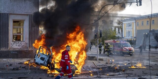 Ουκρανία: Η στιγμή που Έλληνες δημοσιογράφοι τρέχουν να σωθούν από τα drones