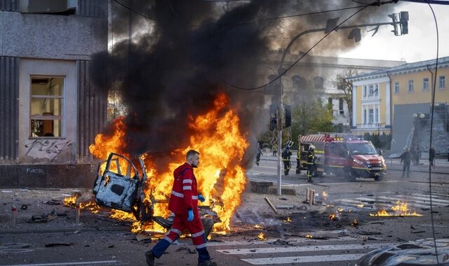 Ουκρανία: Η στιγμή που Έλληνες δημοσιογράφοι τρέχουν να σωθούν από τα drones