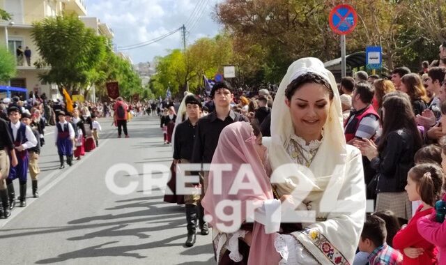 28η Οκτωβρίου – Χανιά: Μητέρες παρέλασαν αγκαλιά με τα μωρά τους