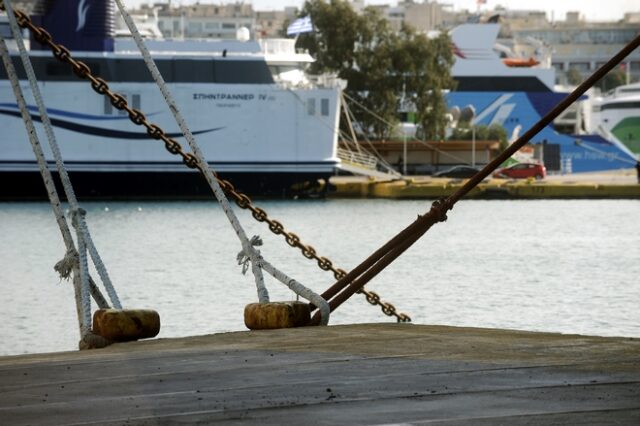 Απεργία στο λιμάνι του Πειραιά – Δεμένα τα πλοία