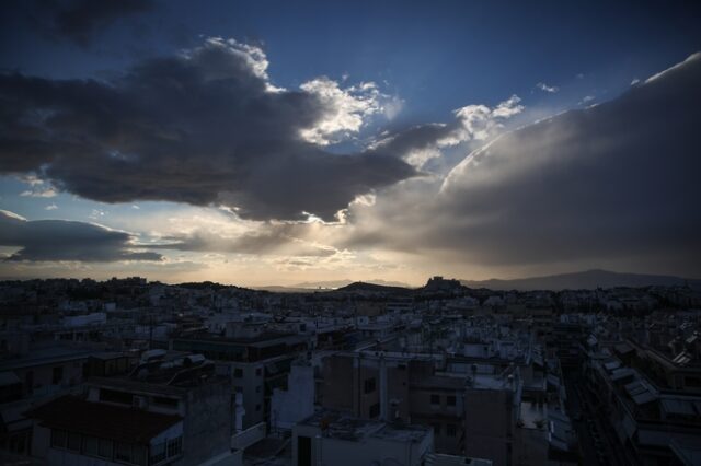 Καιρός Αθήνα: Αραιές νεφώσεις παροδικά πυκνότερες