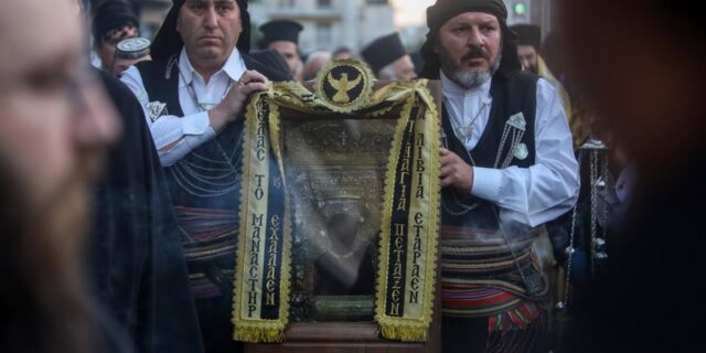 Παναγία Σουμελά: Ουρές πιστών για προσκύνημα στους Αμπελοκήπους – Η ιστορία της εικόνας