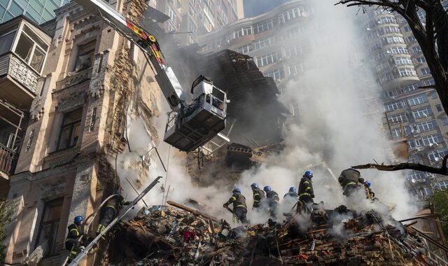 Ουκρανία: Μπαράζ χτυπημάτων σε υποδομές και πολυκατοικίες – Νεκροί και τραυματίες