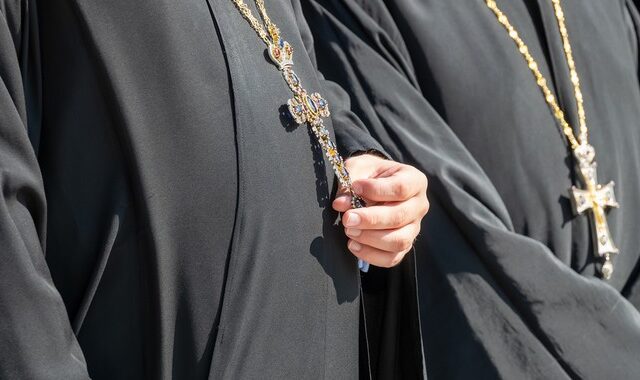 Απαγχονισμός ιερέα στην Κυψέλη: Ανοιχτό το ενδεχόμενο δολοφονίας – “Θρίλερ” με τη νεκροψία