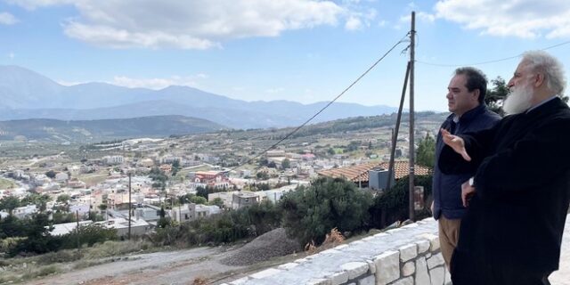 Αρκαλοχώρι: Στις σεισμόπληκτες περιοχές ο γενικός διευθυντής της “ΑΠΟΣΤΟΛΗΣ” – “Παραμένει στις προτεραιότητές μας”