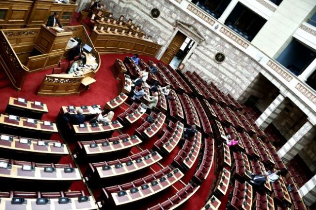Βουλή: Με απόντα τον Μητσοτάκη η συζήτηση του πορίσματος για το σκάνδαλο των υποκλοπών
