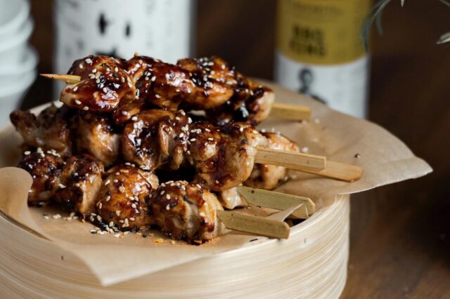 Πώς θα φτιάξεις yakitori με σάλτσα τεριγιάκι, όπως αυτά που τρως έξω