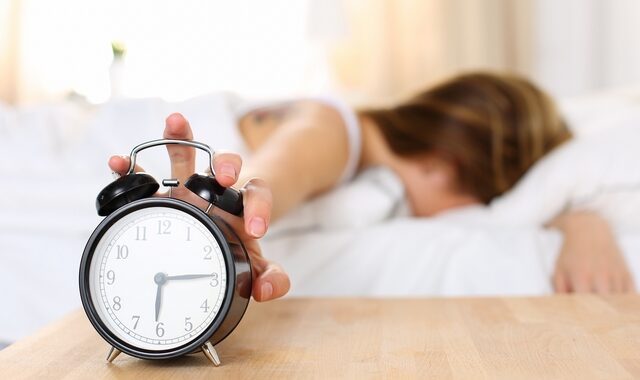 Ο ύπνος έως πέντε ώρες το βράδυ αυξάνει τον κίνδυνο για πολλές χρόνιες παθήσεις