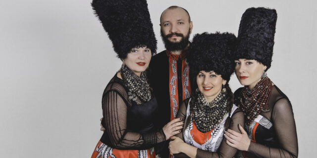 Οι Ουκρανοί DakhaBrakha στο NEWS 24/7: “Πύραυλοι πέφτουν στις οικογένειές μας”