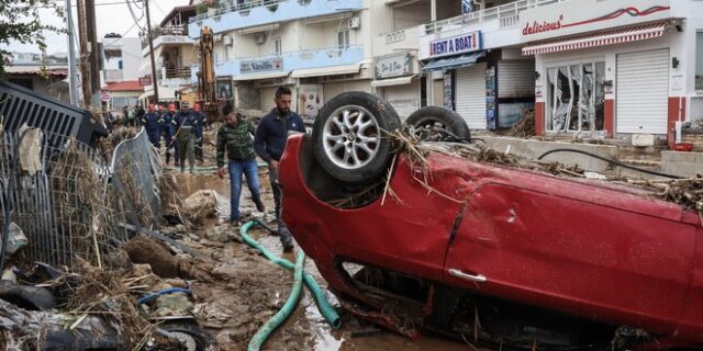 Αγία Πελαγία: Ακόμα ανασύρουν οχήματα από το βυθό – Ανησυχία εν όψει της κακοκαιρίας