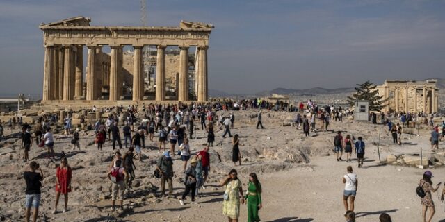 Guardian: Ο υπερτουρισμός απειλεί τα αρχαία μνημεία στην Ελλάδα