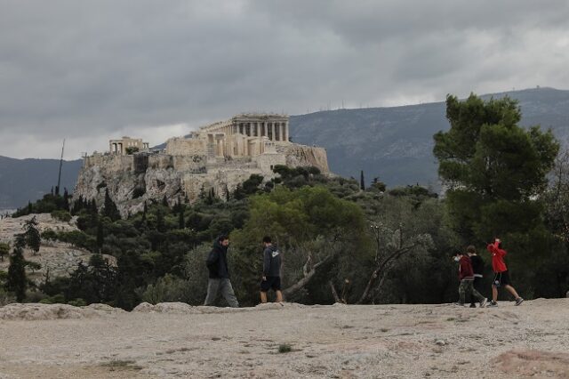 Καιρός Αθήνα: Σταδιακή βελτίωση με τοπικές νεφώσεις