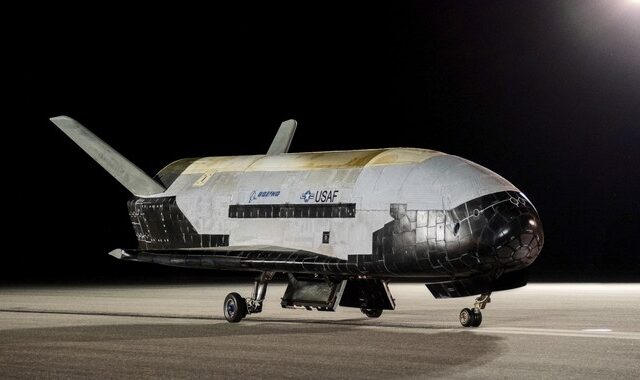 ΗΠΑ: Προσγειώθηκε το διαστημόπλοιο X-37B μετά από 908 ημέρες σε τροχιά