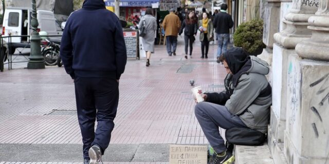 Κάτω από το επίπεδο αξιοπρεπούς διαβίωσης ο κατώτατος μισθός