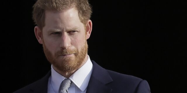 Μ. Βρετανία: Ο πρίγκιπας Χάρι κατηγορεί τη βασιλική οικογένεια ότι παίζει “βρόμικο παιχνίδι”